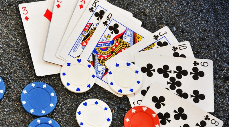 Memutar meja judi poker dalam posisi small blind